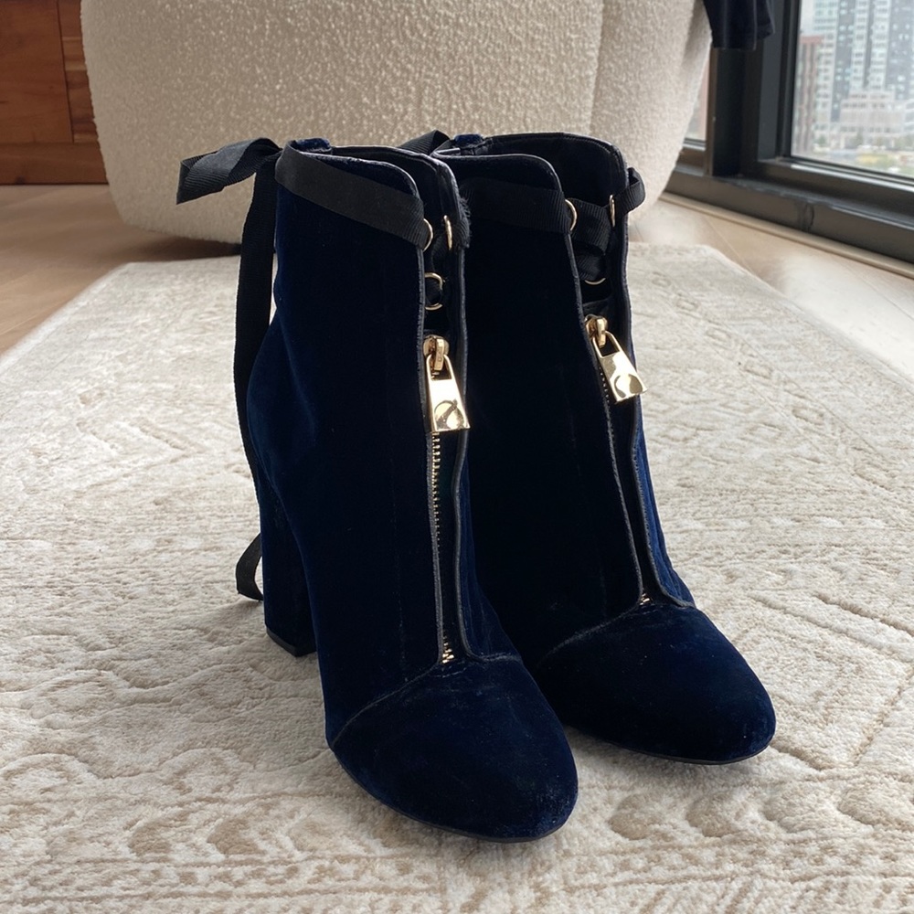 Dark blue velvet heeled boot